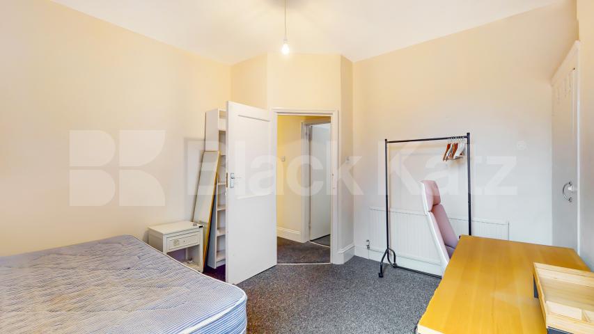 High ceilings, good storage space, modern kitchen & mins from tube Willoughby Road, Turnpike Lane